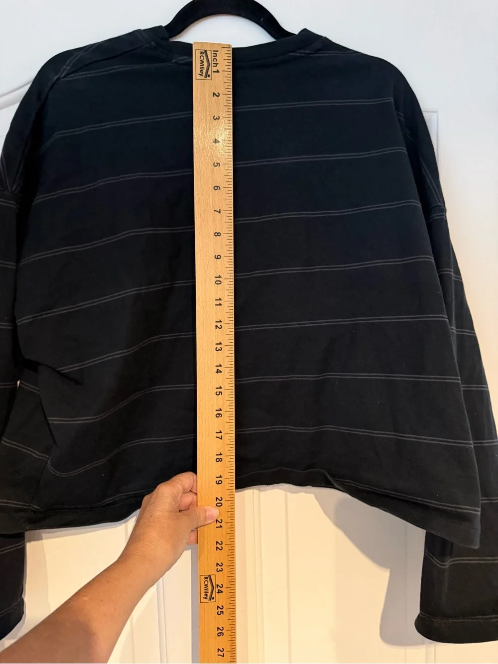 Nike Black Crewneck T-Shirt with White Logo Tag - Picture 7 of 8